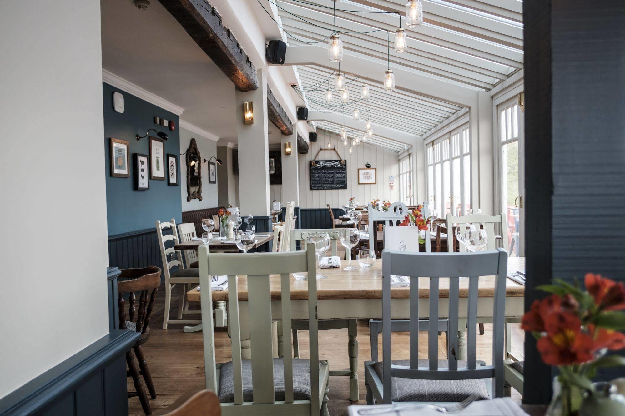 The Swan Hotel Staines-upon-Thames Eksteriør billede